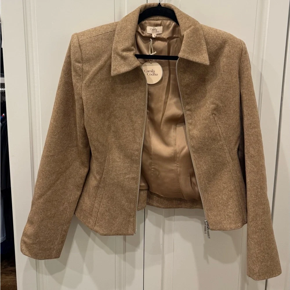 Sidonia Jacket in Camel
Camila Coelho - Picture 2 of 3
